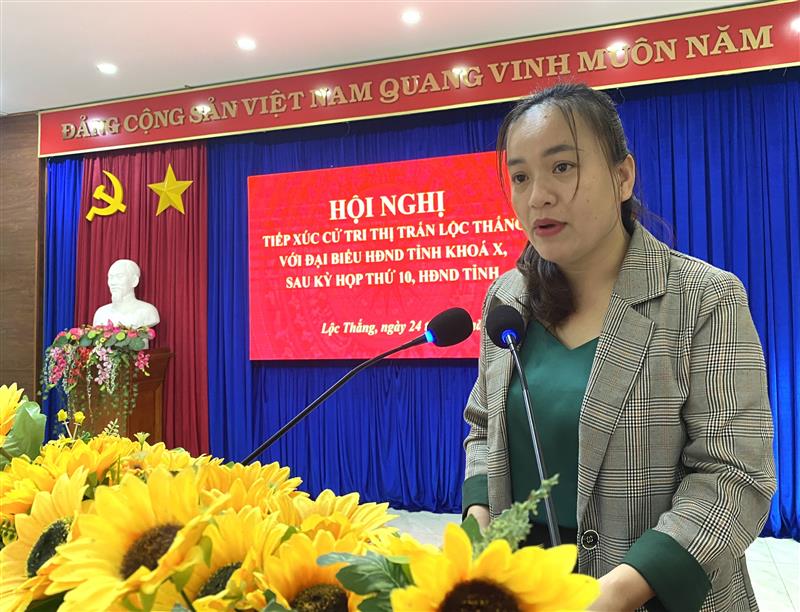 bà Võ Thị Viết Kha, Bí thư Đảng ủy xã Lộc Phú báo cáo kết quả kỳ họp HĐND tỉnh