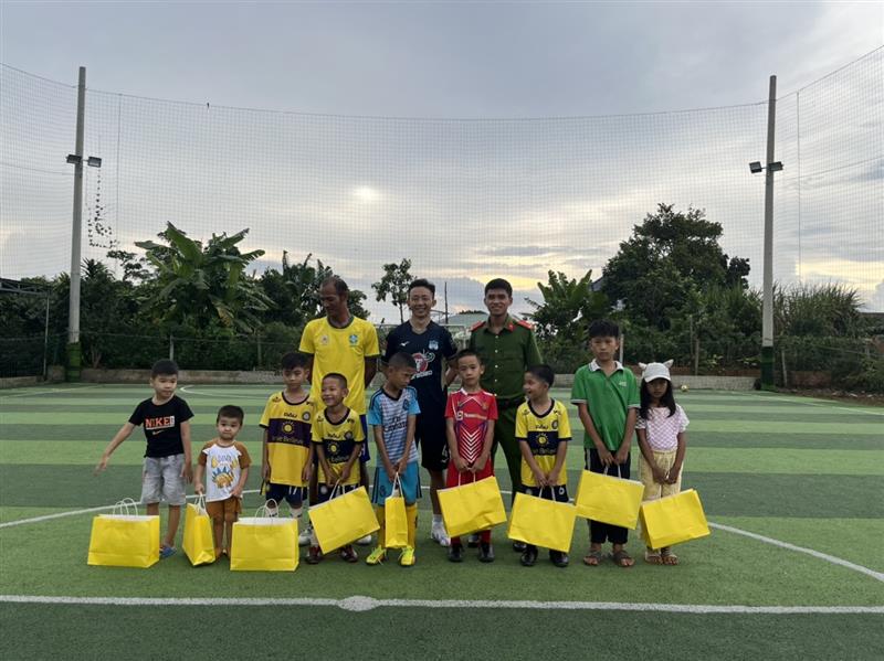 Cầu thủ bóng đá Châu Ngọc Quang tặng quà cho các em