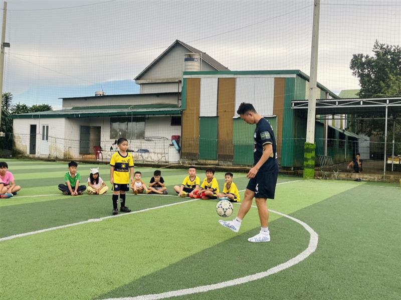 Cầu thủ bóng đá Châu Ngọc Quang trao đổi kỹ thuật chơi bóng