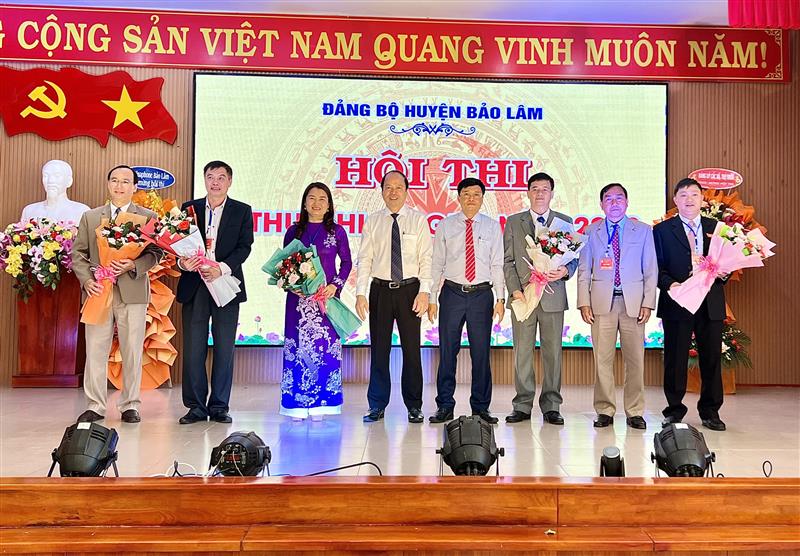 Lãnh đạo Huyện ủy tặng hoa cho Ban giám khảo