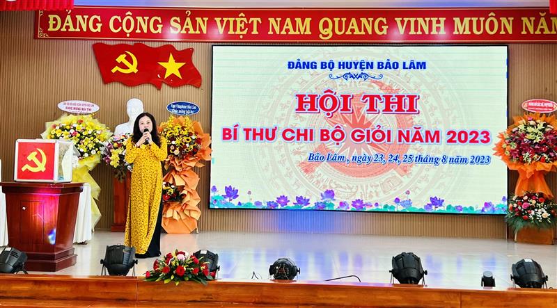 Thí sinh chi bộ Ngân hàng Chính sách thể hiện phần thi của  mình