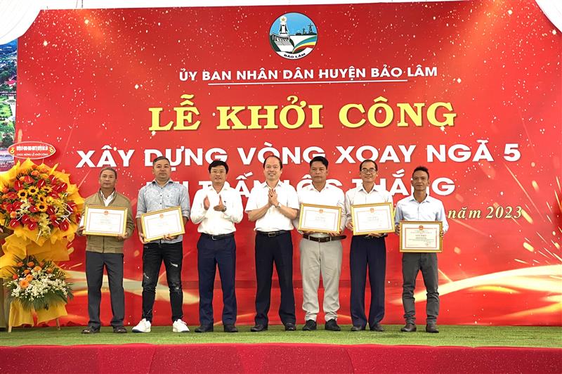 lãnh đạo huyện trao giấy khen cho các hộ dân chủ động bàn giao mặt bằng để triển khai dự án