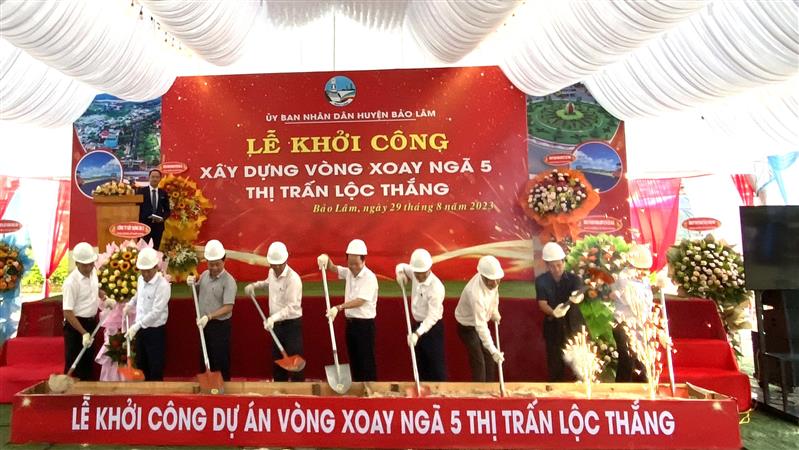 Lãnh đạo huyện Bảo Lâm thực hiện nghi thức khởi công