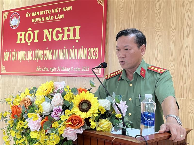 Thượng tá Võ Văn Tùng - Phó trưởng Công an huyện trả lời các ý kiến đại biểu nêu tại Hội nghị