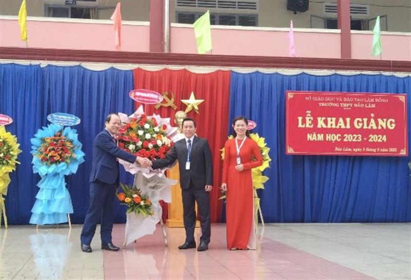 Đ/c Nguyễn Viết Vân, Tỉnh ủy viên, Bí thư Huyện ủy tặng hoa chúc mừng nhà trường