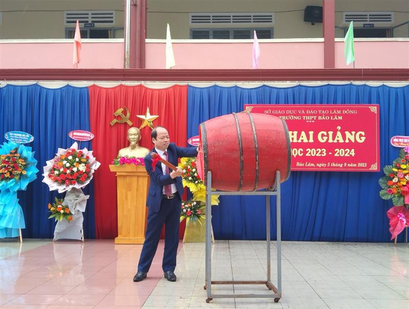 Đ/c Nguyễn Viết Vân, Tỉnh ủy viên, Bí thư Huyện ủy  đánh hồi trống khai giảng năm học mới tại trường THPT Bảo Lâm.