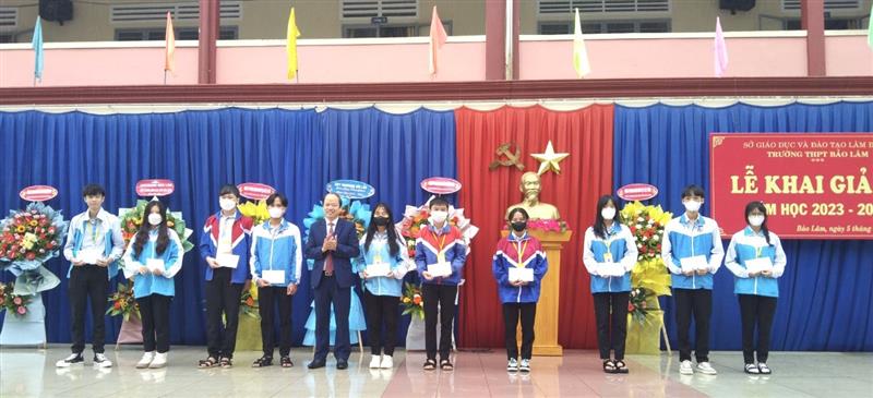 Đ/c Nguyễn Viết Vân, Tỉnh ủy viên, Bí thư Huyện ủy trao học bổng cho các em