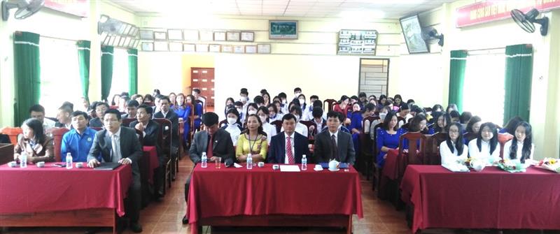 Các thầy cô và các em học sinhtrường THPT Lộc An  tham dự lễ khai giảng