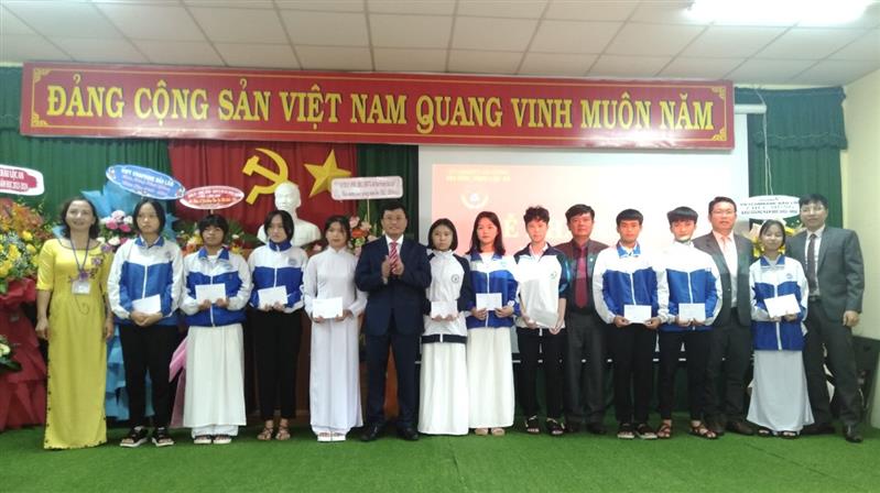 Đ/c Trương Hoài Minh, Chủ tịch UBND huyện trao học bổng cho các em học sinh trường THPT Lộc An