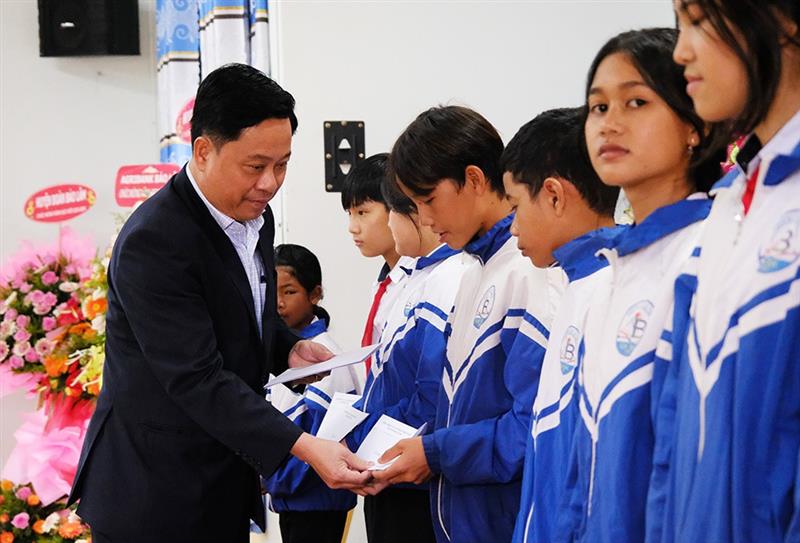 Đ/c Phan Anh Tuấn- Phó Chủ tịch HĐND huyện trao học bổng cho các em học sinh