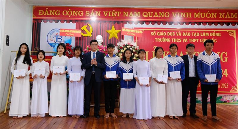 Đ/c Nguyễn Khắc Bình - Phó Chủ tịch HĐND tỉnh trao học bổng cho các em học sinh