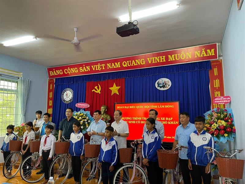 Hình ảnh tại buổi lễ trao xe đạp cho các em học sinh