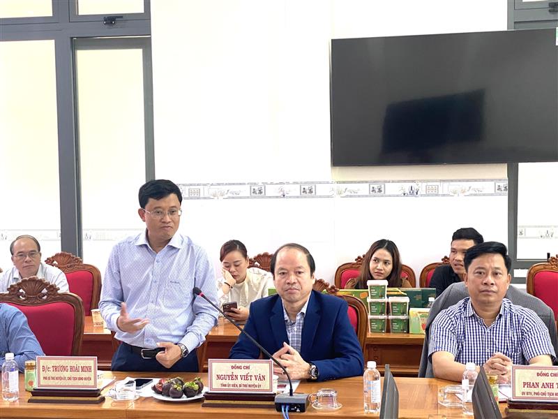 ông Trương Hoài Minh, Phó Bí thư huyện ủy, Chủ tịch UBND huyện Bảo Lâm trao đổi với các doanh nghiệp Nhật Bản