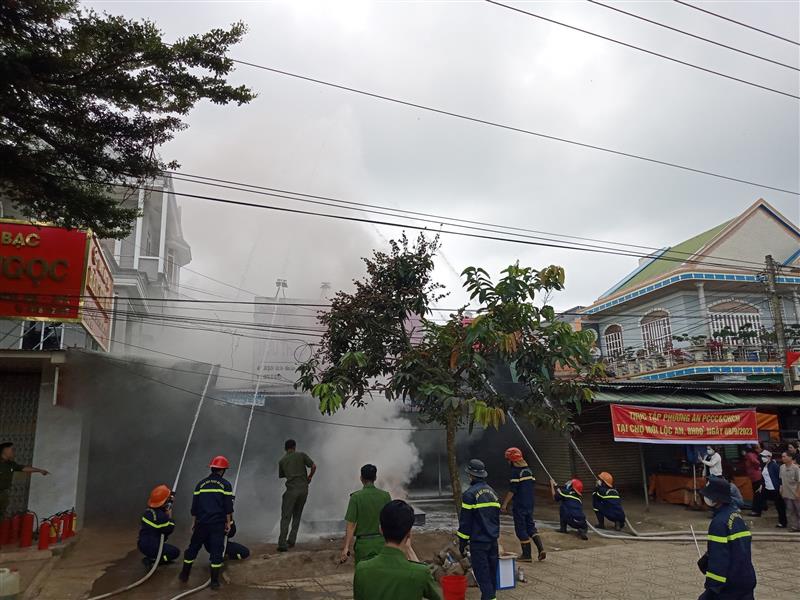 Các lực lượng tham gia chữa cháy