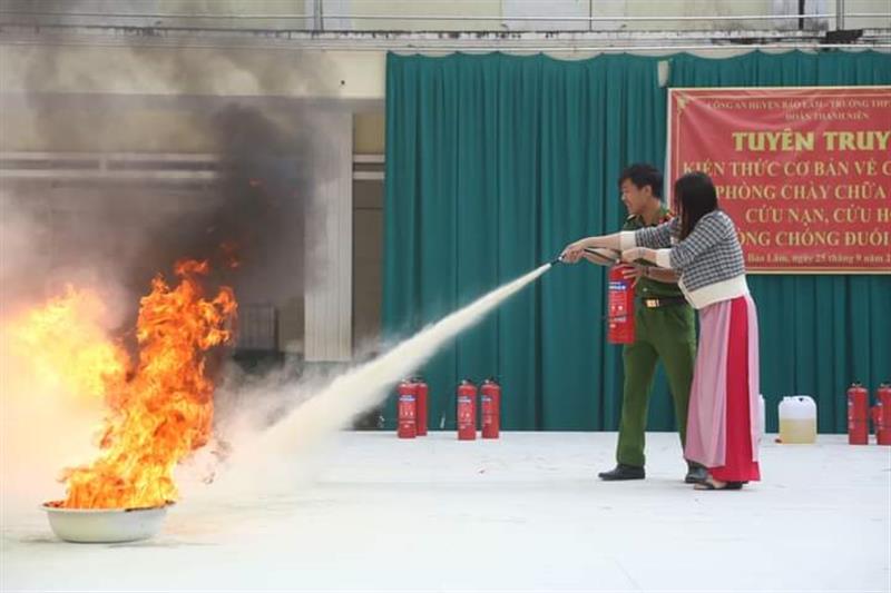 Các giáo viên và học sinh được hướng dẫn cách xử lý đám cháy