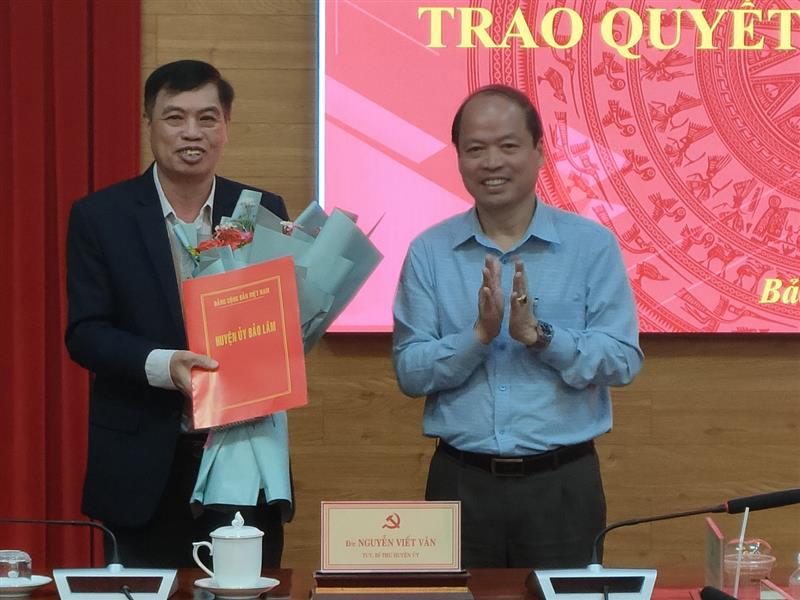 Đ/c Nguyễn Viết Văn, Tỉnh ủy viên, Bí thư Huyện ủy trao quyết định cho đồng chí Phan Anh Tuấn