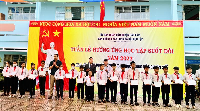 Trao học bổng cho các em học sinh tại buổi lễ