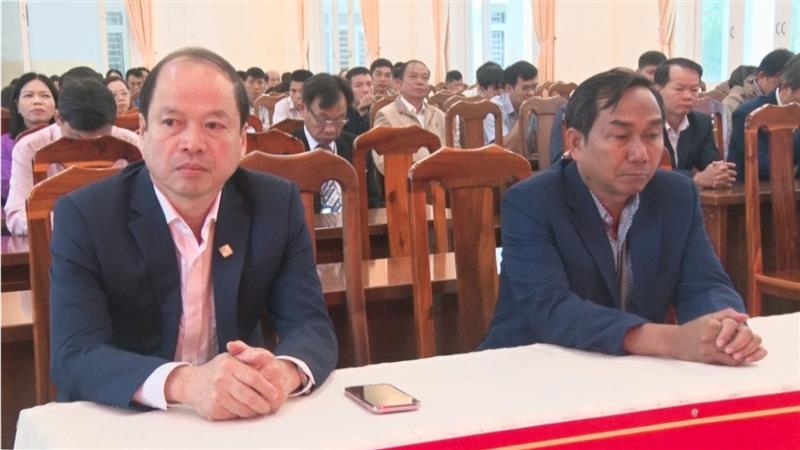 Đồng chí Nguyễn Viết Vân, TUV, Bí thư huyện ủy Bảo Lâm và đồng chí K'Lình, phó bí thự Huyện ủy 