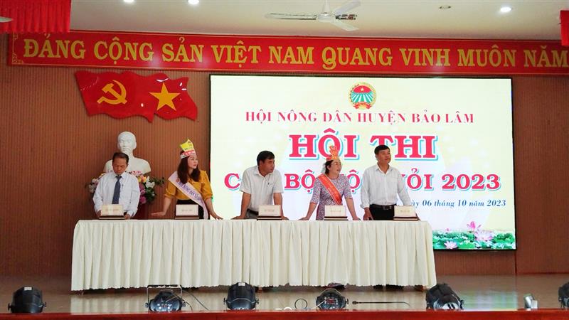 Các thi sinh dự thi