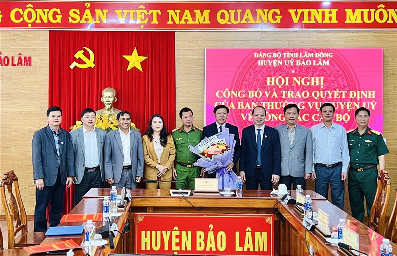 Các đồng chí Thường vụ Huyện ủy chụp hình lưu niệm cùng Trưởng Ban Tuyên giáo