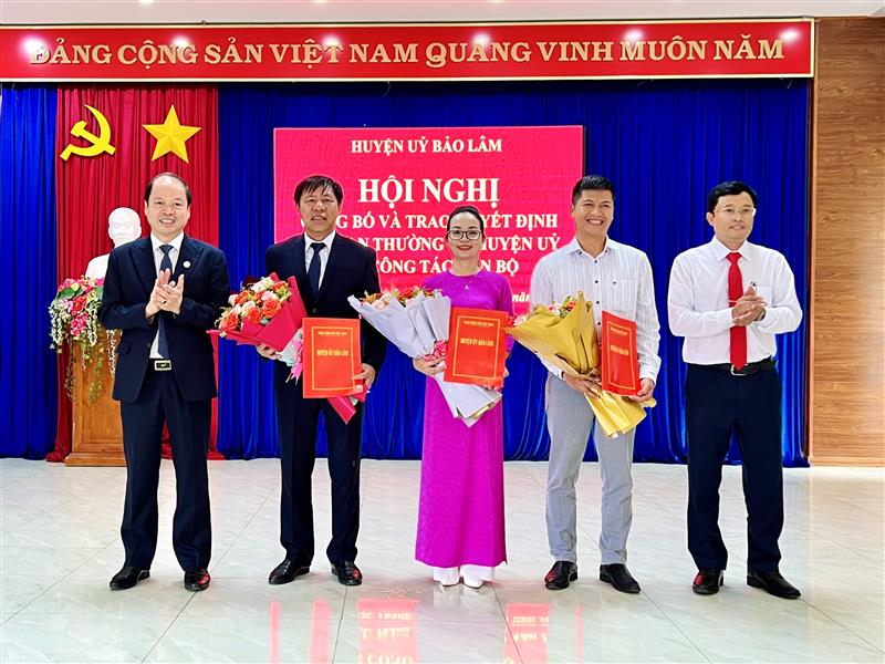 Đ/c Nguyễn Viết Vân – TUV – Bí thư Huyện uỷ và đ/c Trương Hoài Minh, Chủ tịch UBND huyện trao quyết định cho các đồng chí nhận nhiệm vụ mới