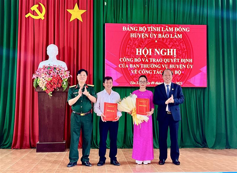 Đ/c Nguyễn Viết Vân – TUV – Bí thư Huyện uỷ trao quyết định cho các đồng chí nhận nhiệm vụ mới