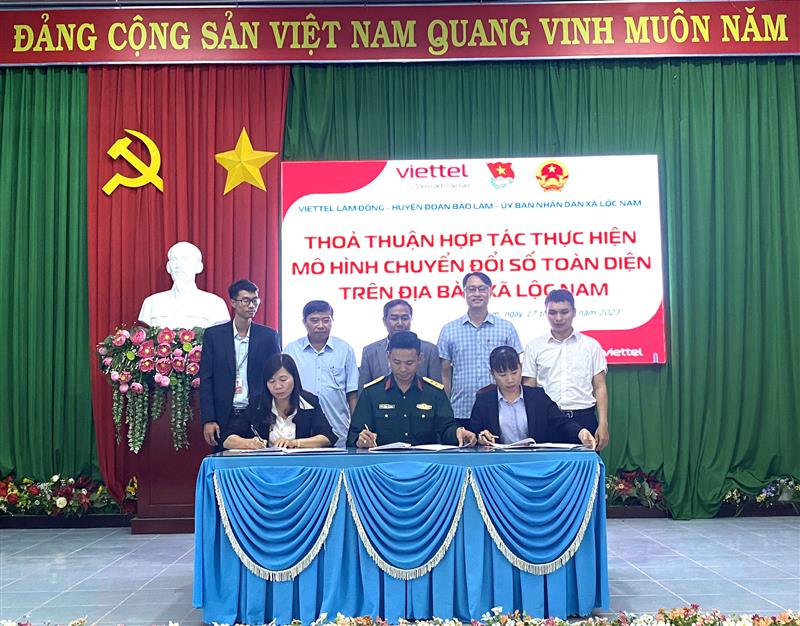 Lãnh đạo xã Lộc Nam và Viettel Lâm Đồng ký kết chuyển đổi số