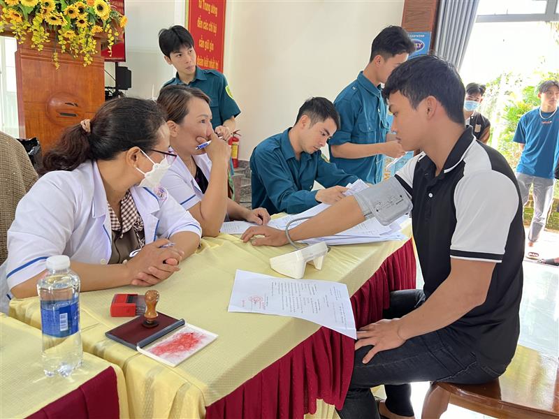 Các thanh niên được kiểm tra toàn diện về sức khoẻ
