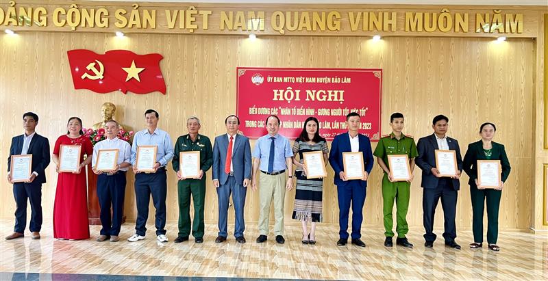 Lãnh đạo huyện trao giấy khen cho các cá nhân tiêu biểu