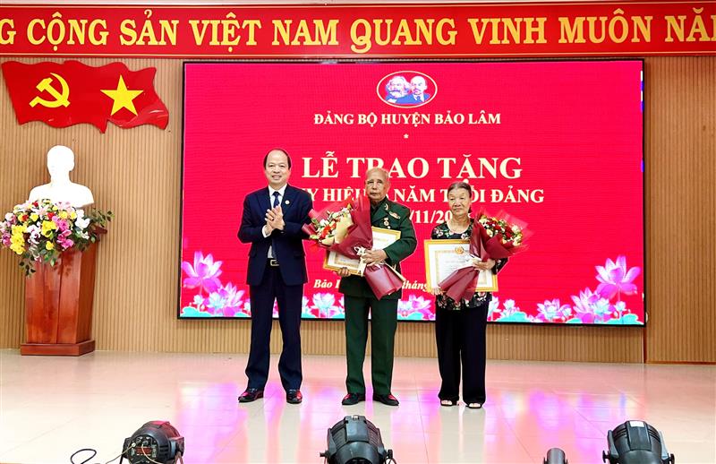 Đ/c Nguyễn Viết Vân – TUV - Bí thư Huyện ủy Bảo Lâm trao Huy hiệu Đảng cho đảng viên