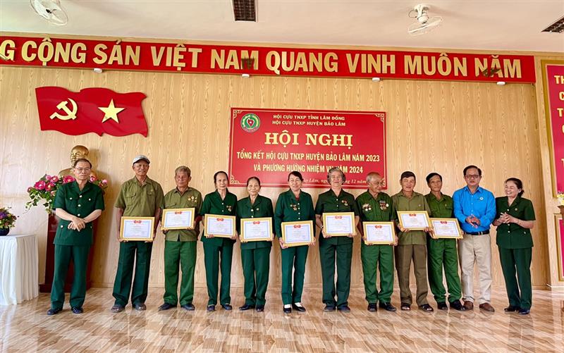 Các tập thể và cá nhân được khen thưởng