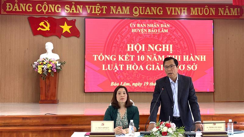 Đồng chí Trịnh Văn Thảo, Phó Chủ tịch UBND huyện và đồng chí Trần Thị Kim Qúy, Trưởng Phòng Tư pháp huyện chủ trì hội nghị.