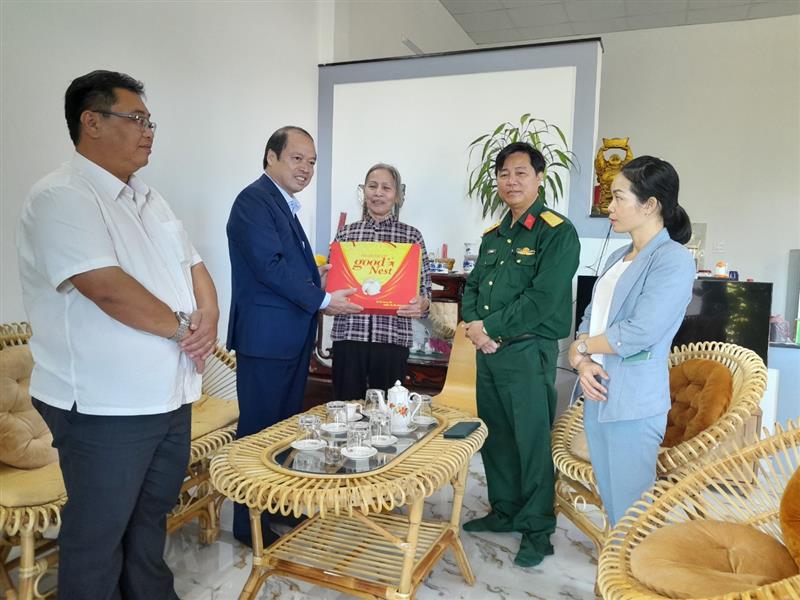Đ/c: Nguyễn Viết Vân, Tỉnh ủy viên, Bí thư Huyện ủy tặng quà cho thương binh Võ Thị Trí 