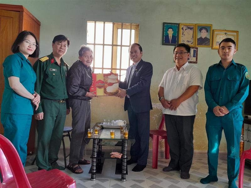 Đ/c: Nguyễn Viết Vân, Tỉnh ủy viên, Bí thư Huyện ủy tặng quà cho thương binh Đỗ Văn Truyện
