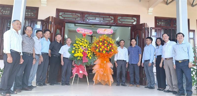 Đ/c Dương Văn Nghĩa, Trưởng Ban Tổ chức Huyện uỷ, cùng đoàn  thăm chúc mừng giáng sinh tại Gíao xứ Đại Lộc