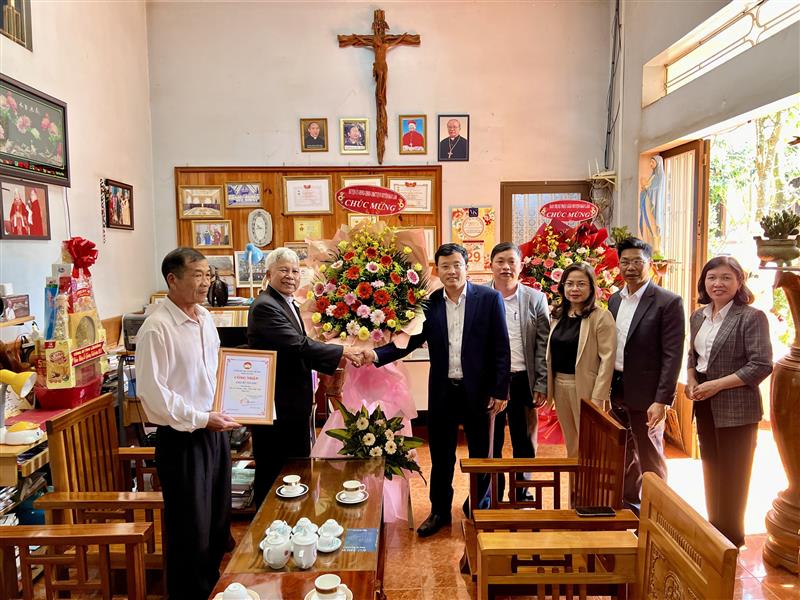 Đ/c Trương Hoài Minh – Phó Bí thư Huyện uỷ - Chủ tịch UBND huyện cùng lãnh đạo các cơ quan, đơn vị đã đến thăm Gíao xứ Tân Rai