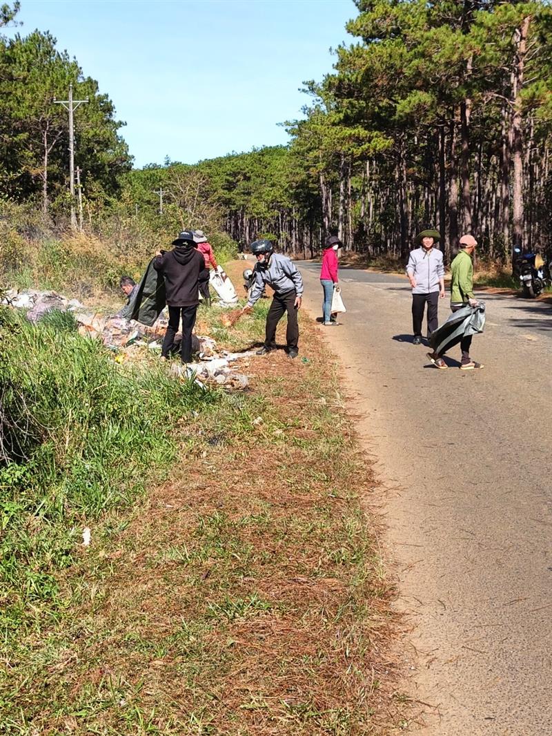 Đoàn viên Công đoàn, Đoàn Thanh niên và các hộ dân nhận giao khoán tổ chức thu gom rác