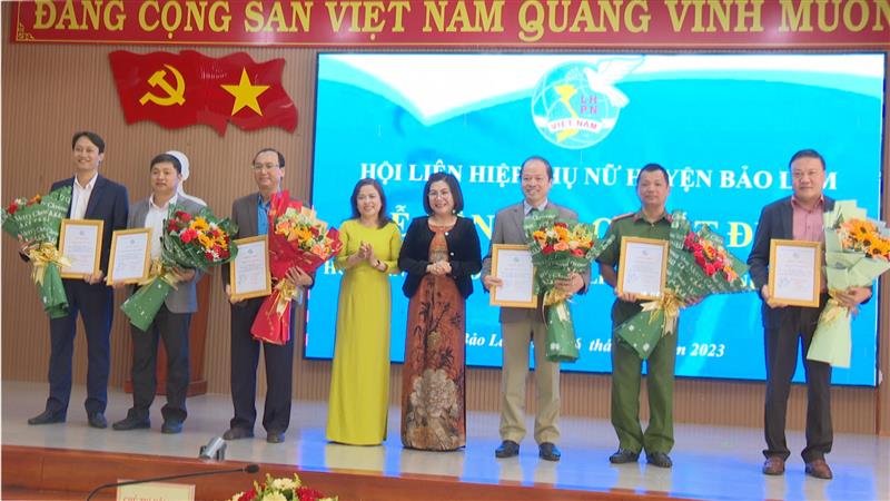 Hội viên danh dự Hội LHPN Việt Nam.