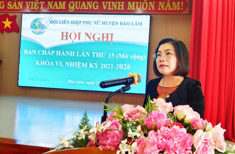 Đ/c Nguyễn Thị Phương Thảo- Phó chủ tịch Hội LHPN tỉnh Lâm Đồng phát biểu tại Hội nghị