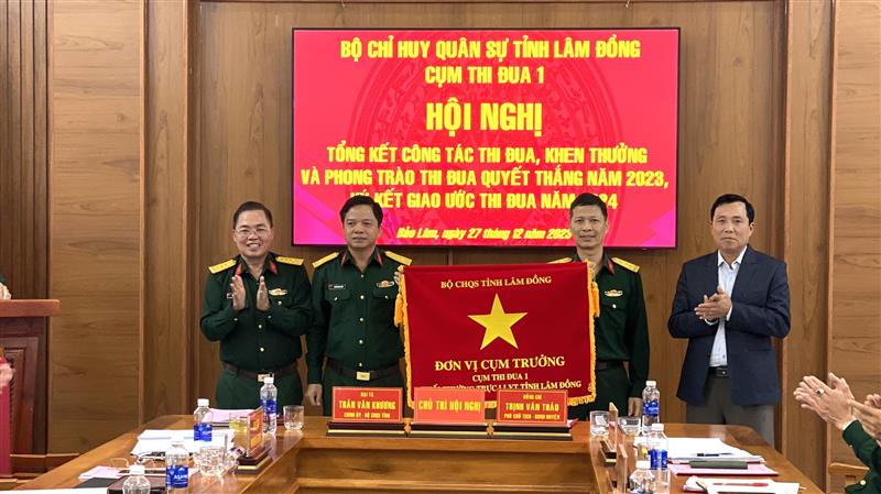 Ban Chỉ huy Quân sự huyện Bảo Lâm nhận cờ Cụm trưởng năm 2024
