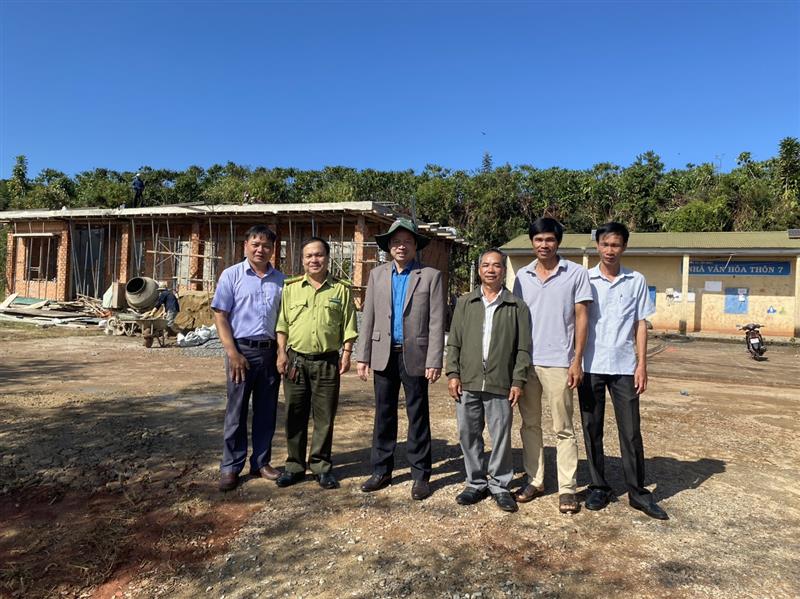 Tại thôn 7 xã Lộc ngãi, đồng chí bí thư Huyện ủy Nguyễn Viết Vân  tìm hiểu nắm bắt tình hình nguồn nước cung cấp cho các hộ dân