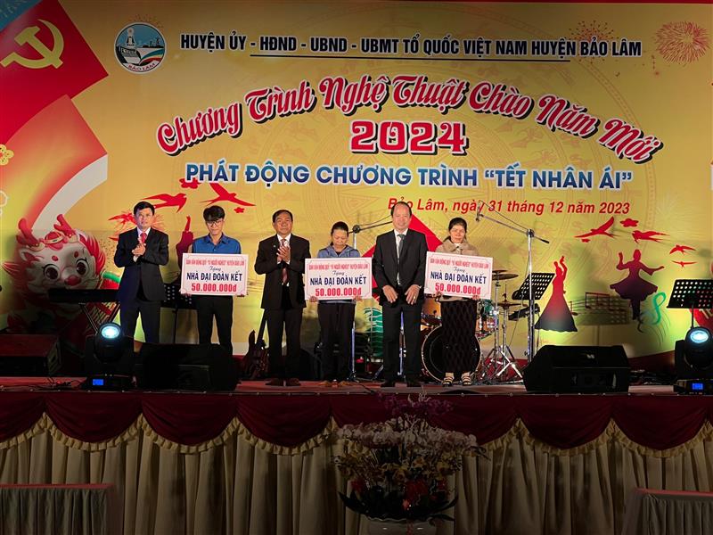 Các gia đình nhận tiền ủng hộ xây dựng nhà đại đoàn kết