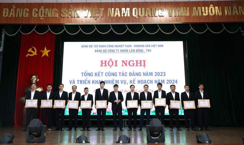 Khen thưởng cho các tập thể và cá nhân hoàn thành xuất sắc nhiệm vụ năm 2023