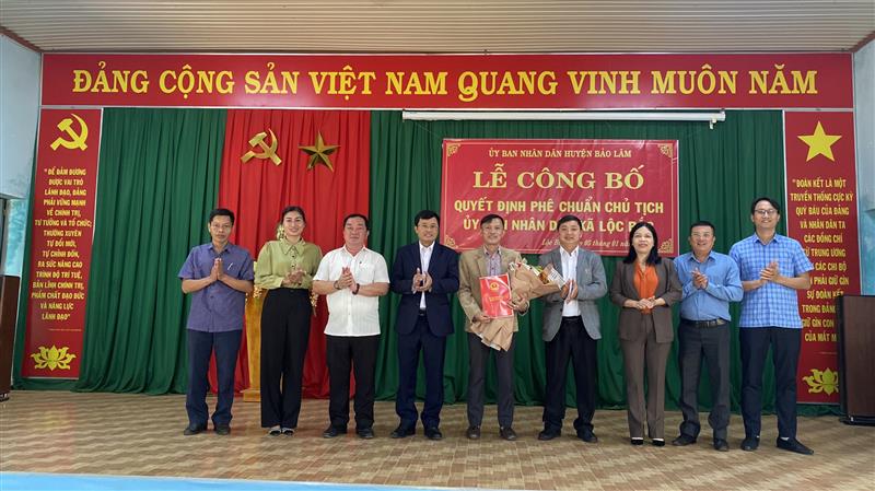 Lãnh đạo huyện và xã chụp hình lưu niệm cùng tân Chủ tịch UBND xã Lộc Bắc