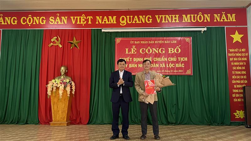 Đ/c Trương Hoài Minh, Phó Bí thư Huyện ủy, Chủ tịch UBND huyện Bảo Lâm trao quyết định 
