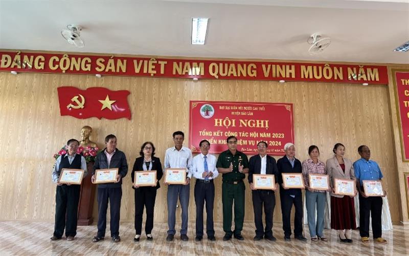 Khen thưởng cho các tập thể cá nhân hoàn thành xuất sắc nhiệm vụ 