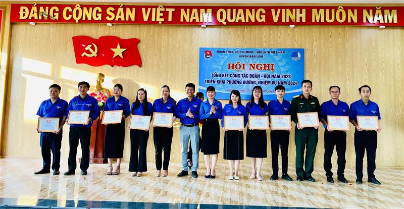 Các tập thể cá nhân được nhận giấy khen