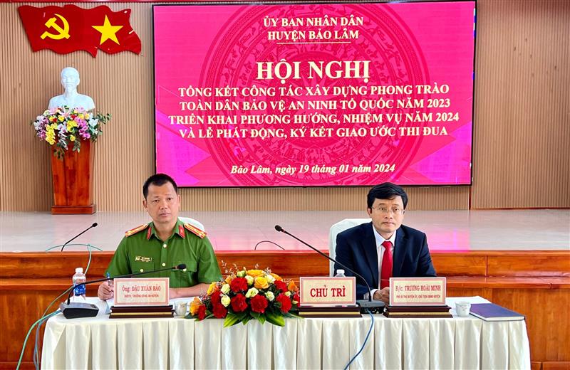 Đ/c Trương Hoài Minh – Phó Bí thư Huyện uỷ - Chủ tịch UBND huyện; Đ/c  Thượng tá Đậu Xuân Bảo – UVBTV – Trưởng Công an huyện chủ trì HN