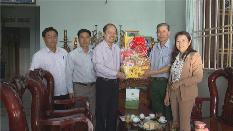Bí thư Huyện ủy Bảo Lâm trao quà tại Lộc Thắng
