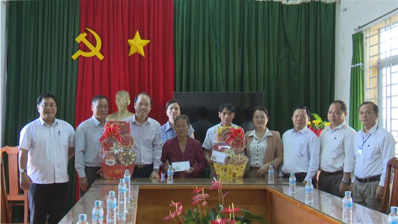 Bí thư Huyện ủy Bảo Lâm trao quà tại Blá